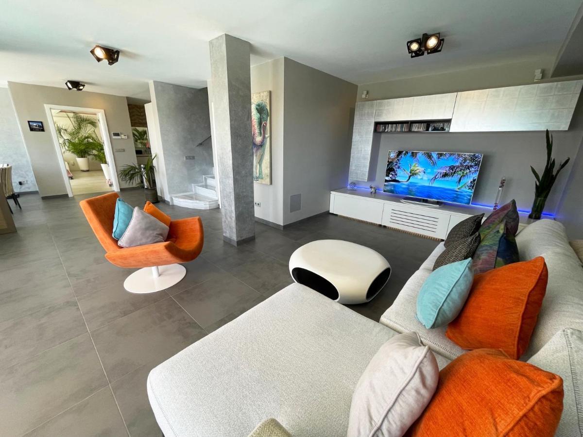Luxury Villa Morelli With Seaview & Heated Pool มาสปาโลมาส ภายนอก รูปภาพ